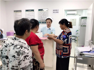 扶贫村义诊活动,县医院组织开展扶贫义诊活动