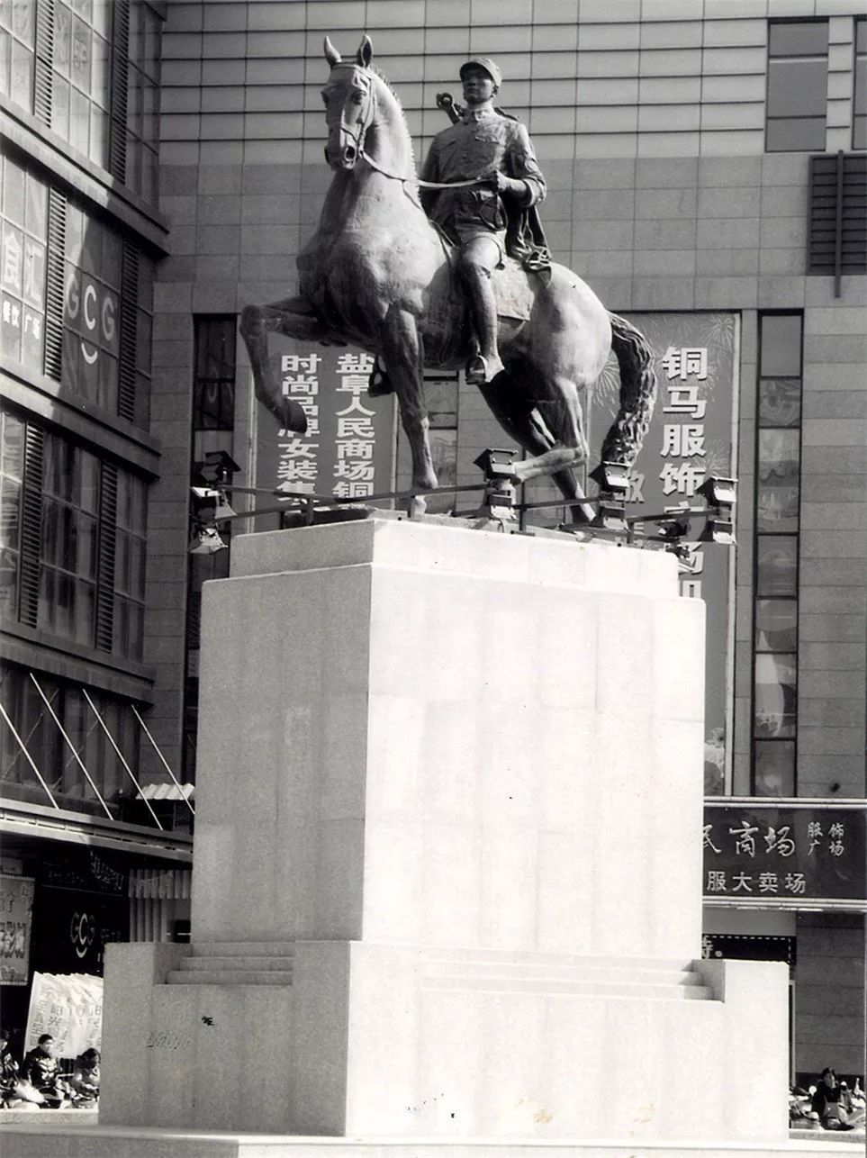 一匹马为何让这座城市的人们又悲又喜？|我家住在解放路