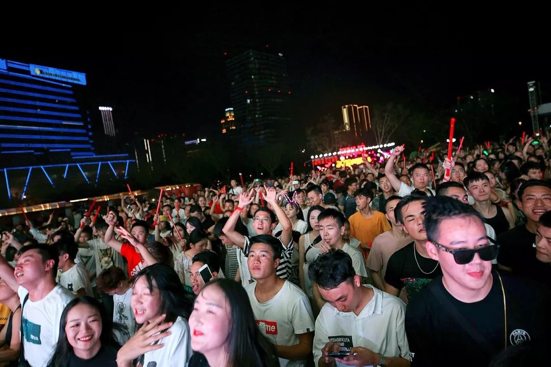 一场狂欢盛会，让成都人记住什么叫做五光十色、安逸好耍的“豆瓣红”