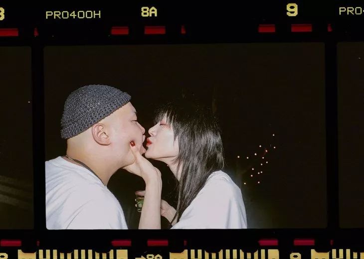 比起穿黑婚纱结婚，她们还可以更酷