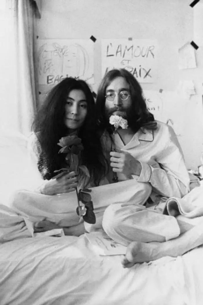 比起穿黑婚纱结婚，她们还可以更酷