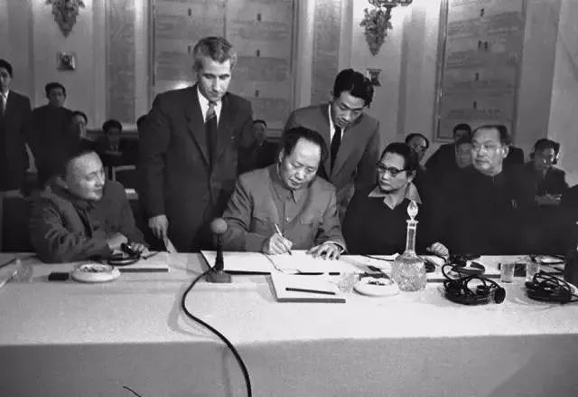 今天他115岁了，*小平邓**一生的40个瞬间