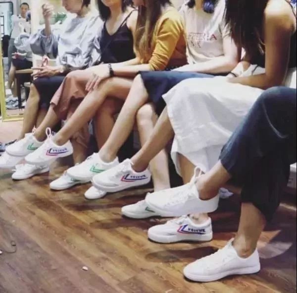 中国60年前造了双小白鞋，法国人一夜“偷走”赚翻了！今天它潮回来了