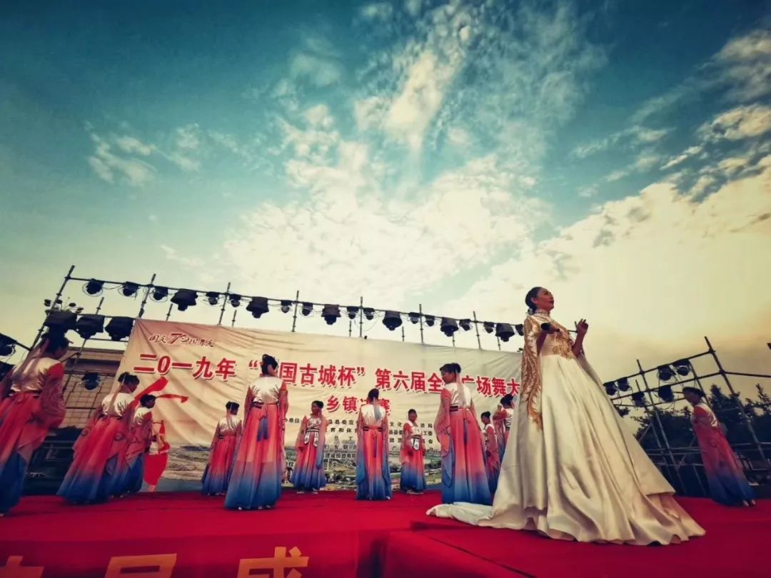 莒县千人同跳一支舞,山东莒县青春快闪