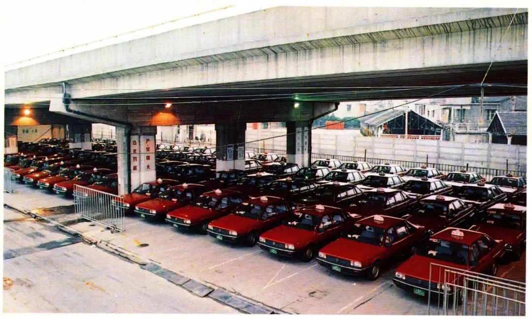 上海七十年代公共交通汽车,壮丽70年奋斗新时代的上海