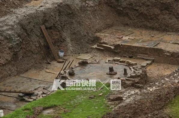 杭州四中吴山校区操场多少米,杭四中吴山广场的操场长什么