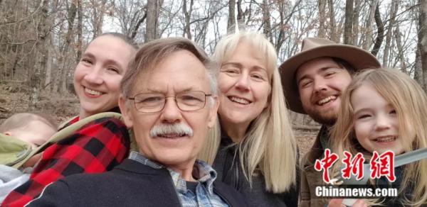 25年两次环游中国，这名老外却说，我越来越不了解中国……小新推荐