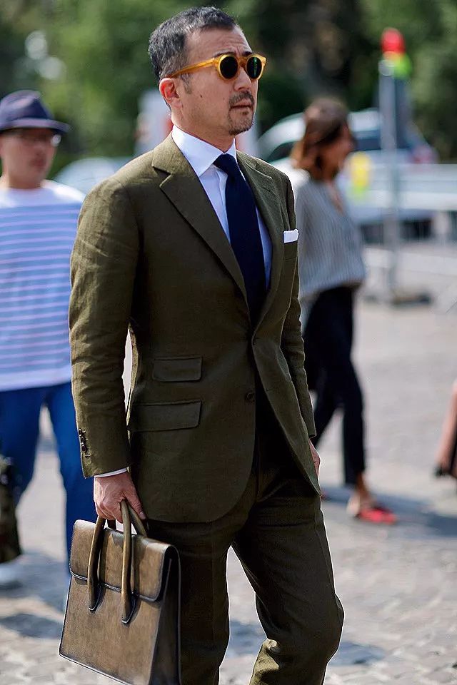 没机会参与严肃社交的男人，当然不会在乎自己的包是否体面｜基本款