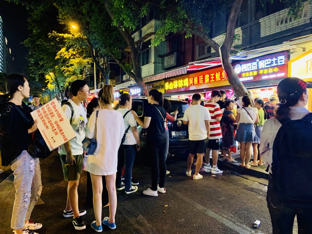 夜太美，尽管再催肥，总有人围着小摊排着队