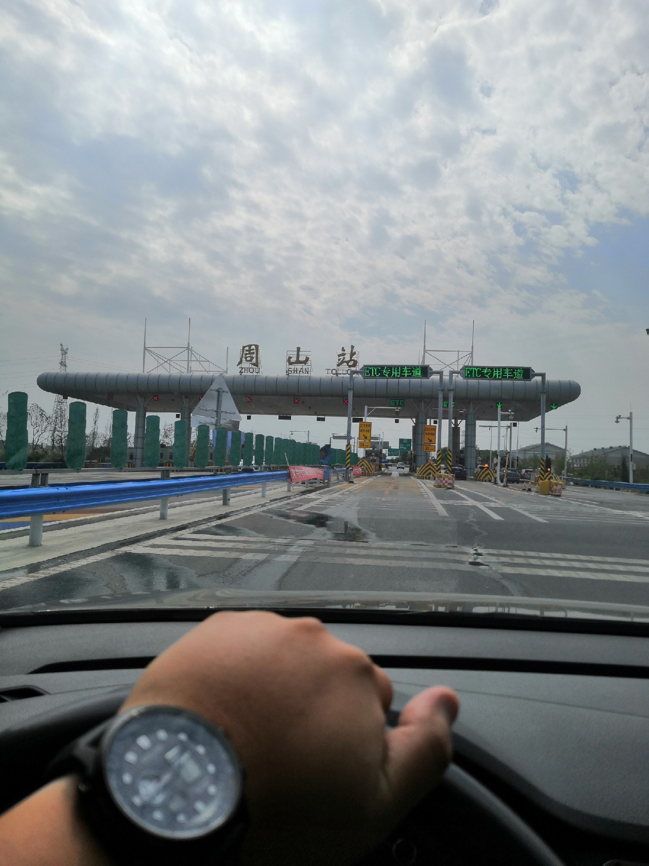 手里的竿水里的鱼,还有捡垃圾的真钓鱼人