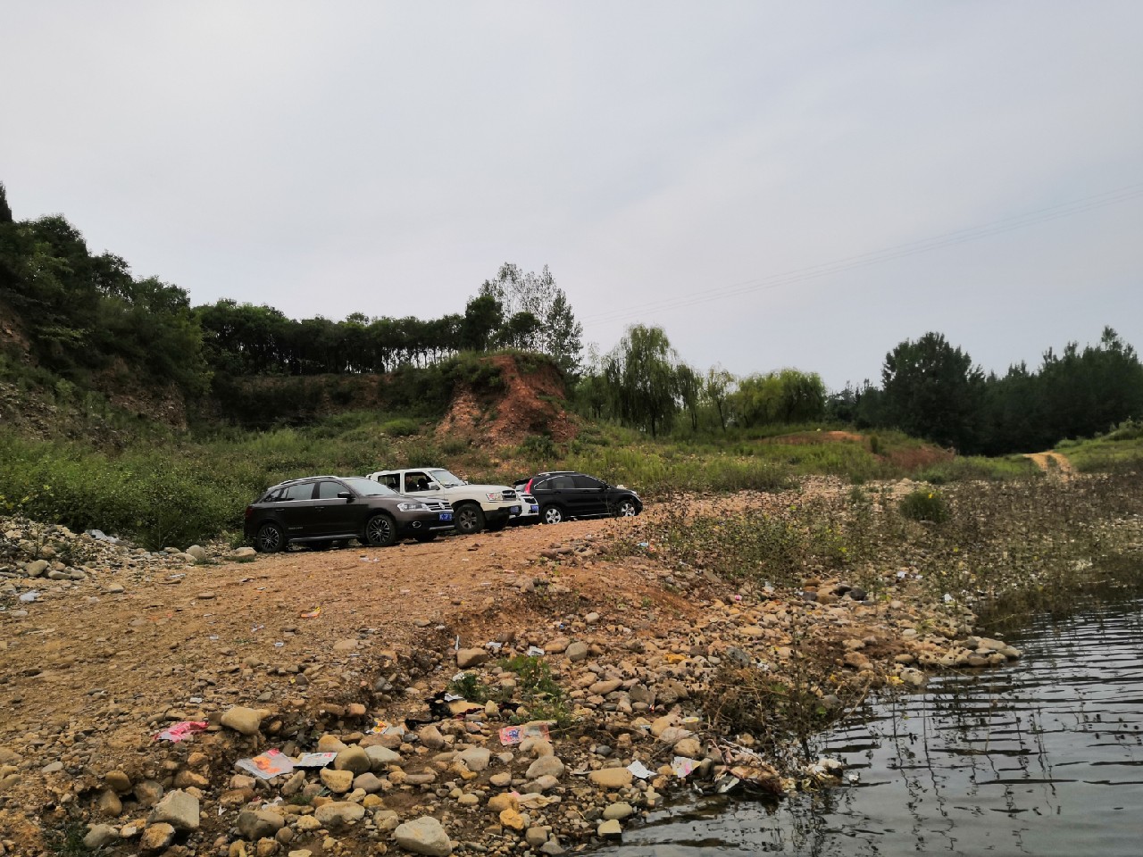 手里的竿水里的鱼,还有捡垃圾的真钓鱼人