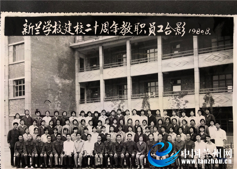 鹤发银丝映日月丹心的读音,鹤发银丝映日月丹心的意思