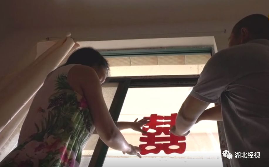 女子为报恩坚持10多年,女子手绣锦旗感谢民警追回31万元