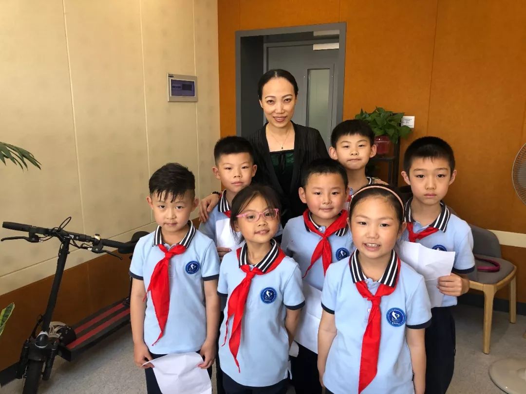 关于月亮的古诗10首简单小学,关于月亮的四首古诗简单