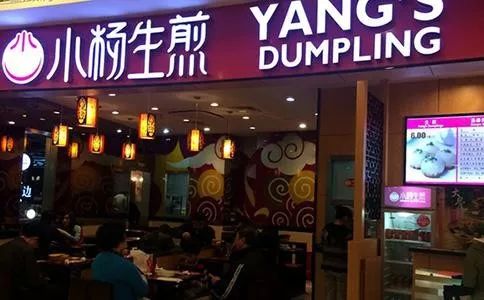 从4.4平档口到240家直营店，只做好一件事，让品牌活了25年