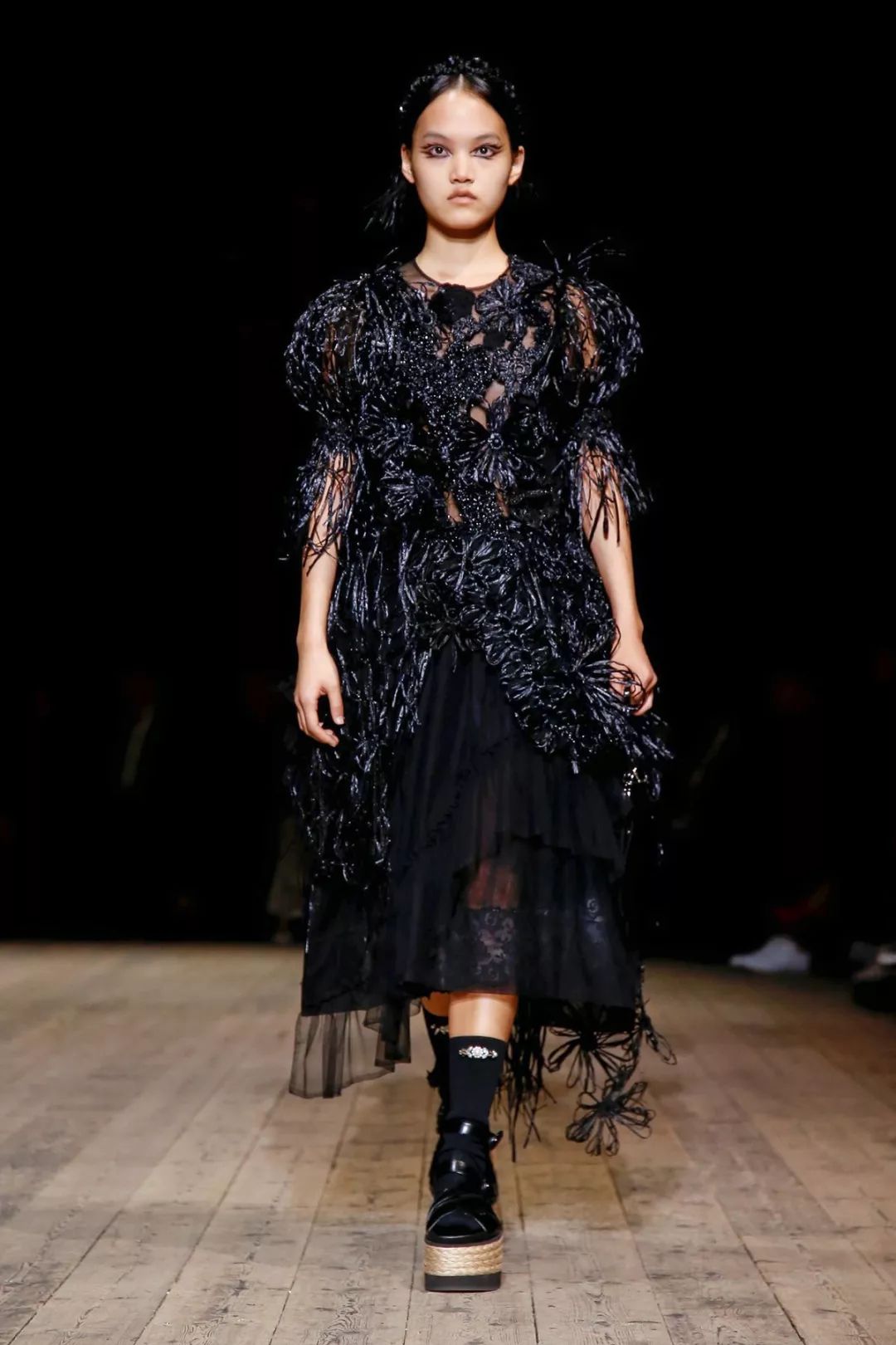 丝绸吊带长裙巴黎时装周,simonerocha泡泡裙