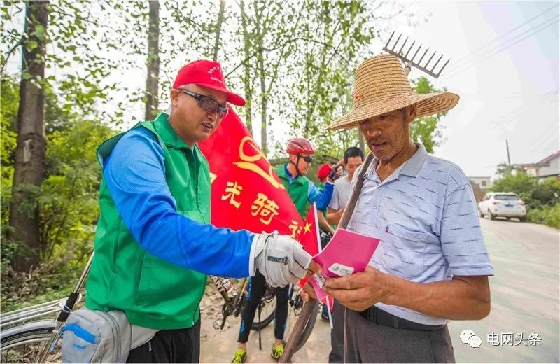 老人攥着一张小纸条，一见供电员工就塞进他手里…