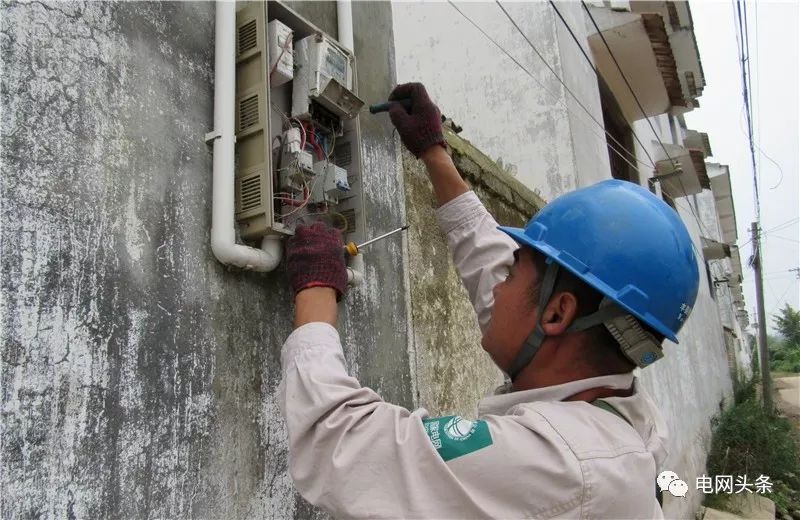 老人攥着一张小纸条，一见供电员工就塞进他手里…