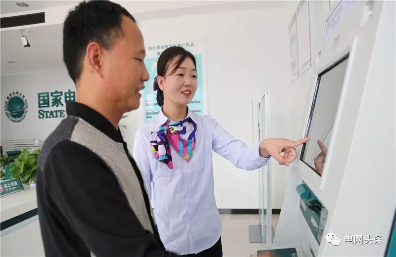 老人攥着一张小纸条，一见供电员工就塞进他手里…