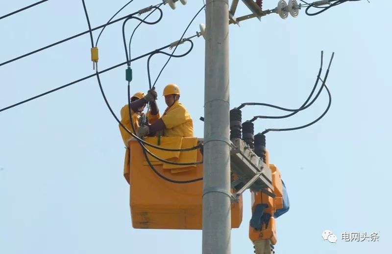 老人攥着一张小纸条，一见供电员工就塞进他手里…