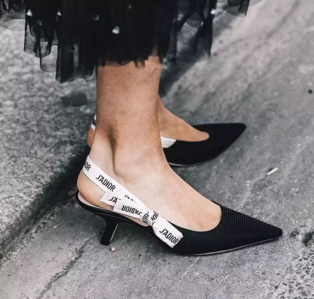 奥黛丽赫本钟爱的猫跟鞋,奥黛丽赫本尖头小黑鞋