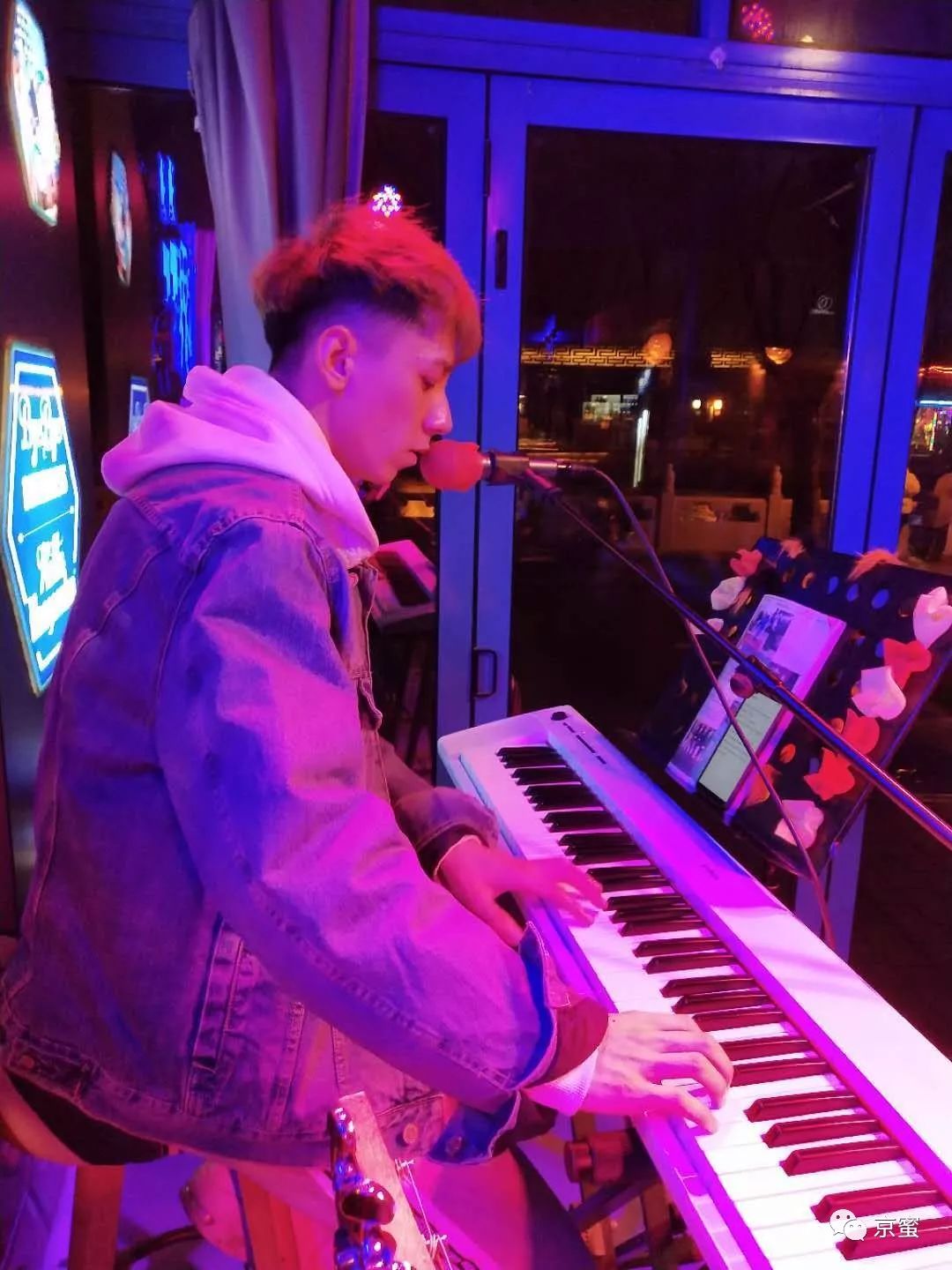 后海悦界酒吧男驻唱,后海适合一个人去的酒吧