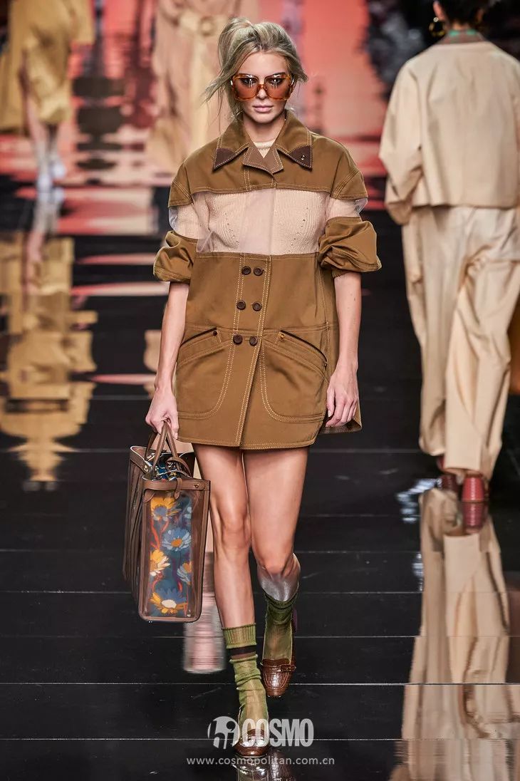 泫雅争议,泫雅掀短袖引起争议