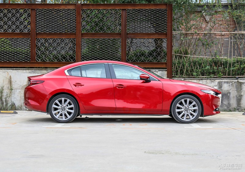 次世代mazda3昂克赛拉红色婚车队,2021款次世代马自达3白色昂克赛拉