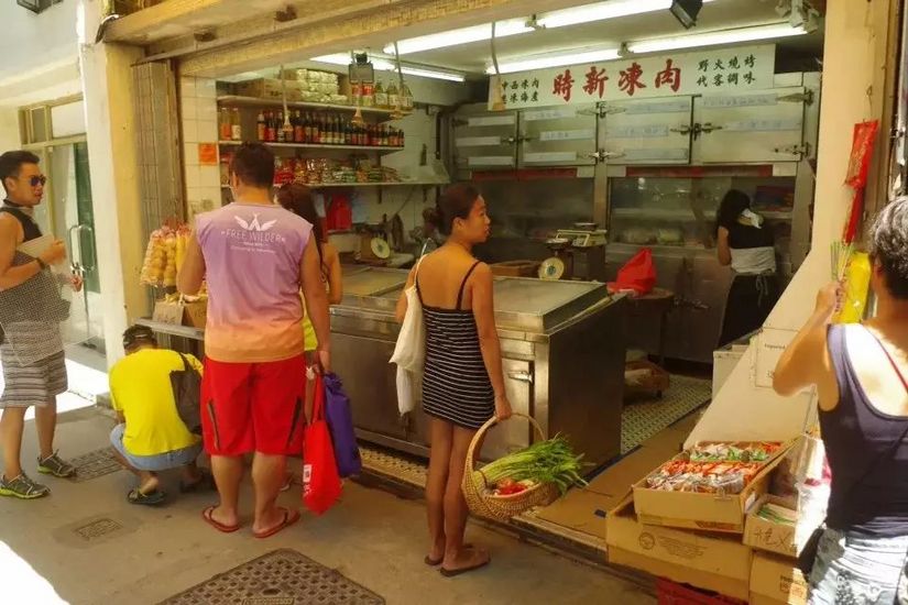 为了泳滩,遇上稔子和山日