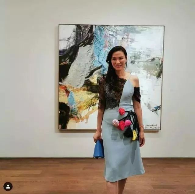 50岁邓文迪与小23岁男友,49岁邓文迪与20岁男友