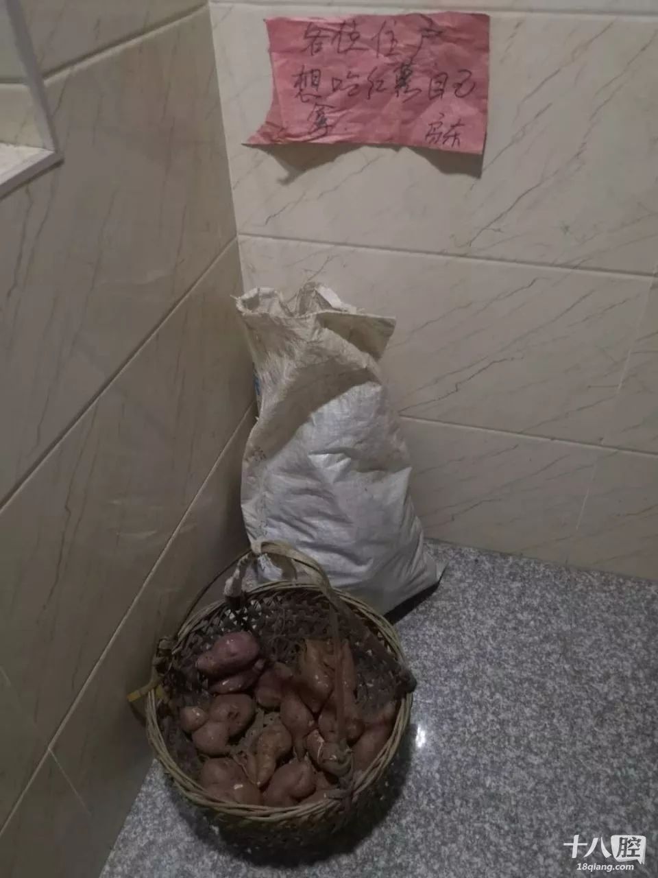 姑娘回到婆家发现了什么,女子回到家门把手上挂东西