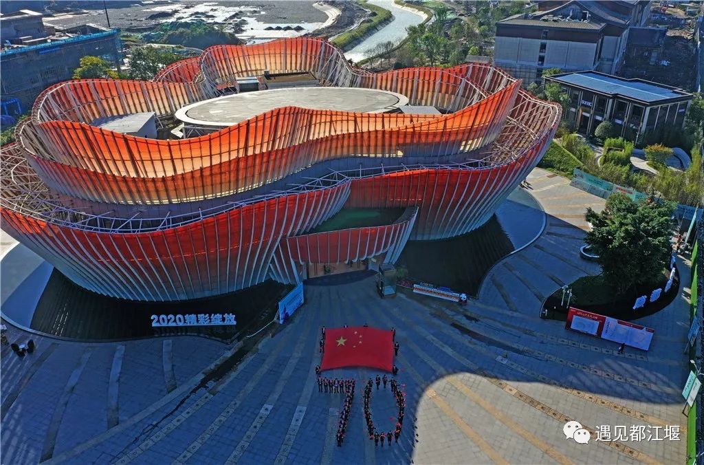 和五星红旗合影九宫格,与五星红旗合影