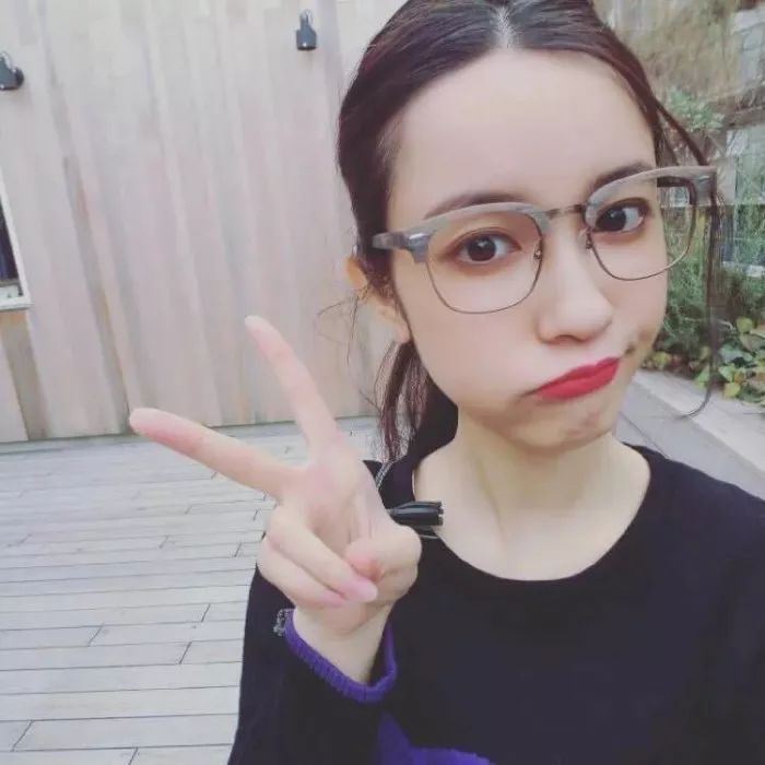 根据你的脸型和眼镜选发型,怎么选择适合自己的发型和眼镜