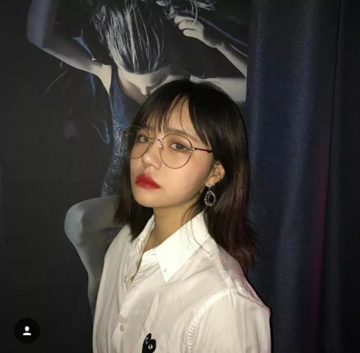 根据你的脸型和眼镜选发型,怎么选择适合自己的发型和眼镜