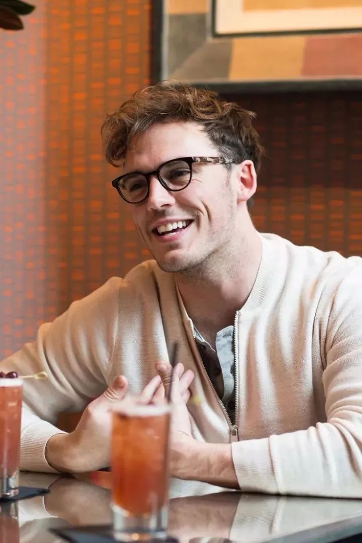 根据你的脸型和眼镜选发型,怎么选择适合自己的发型和眼镜