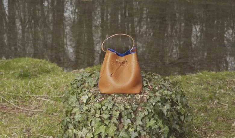 「ECCFC」这群人疯了！不但教我怎么致富，还硬要给我塞礼物