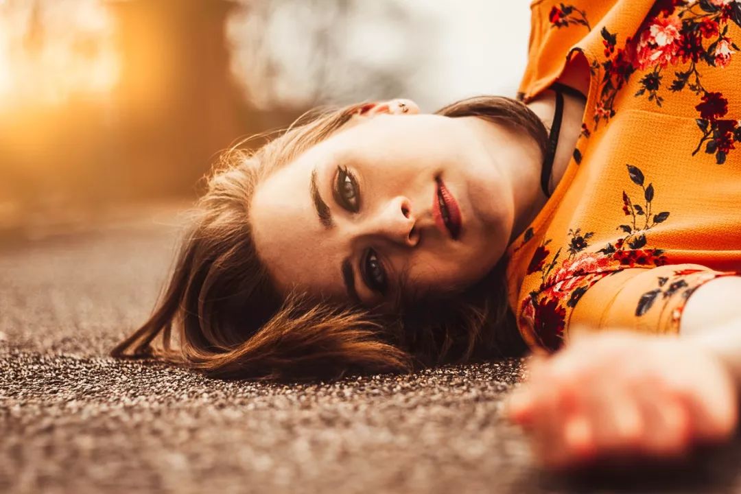 一个人在不在乎你取决于他的决定,一件事看出一个人到底在不在乎你