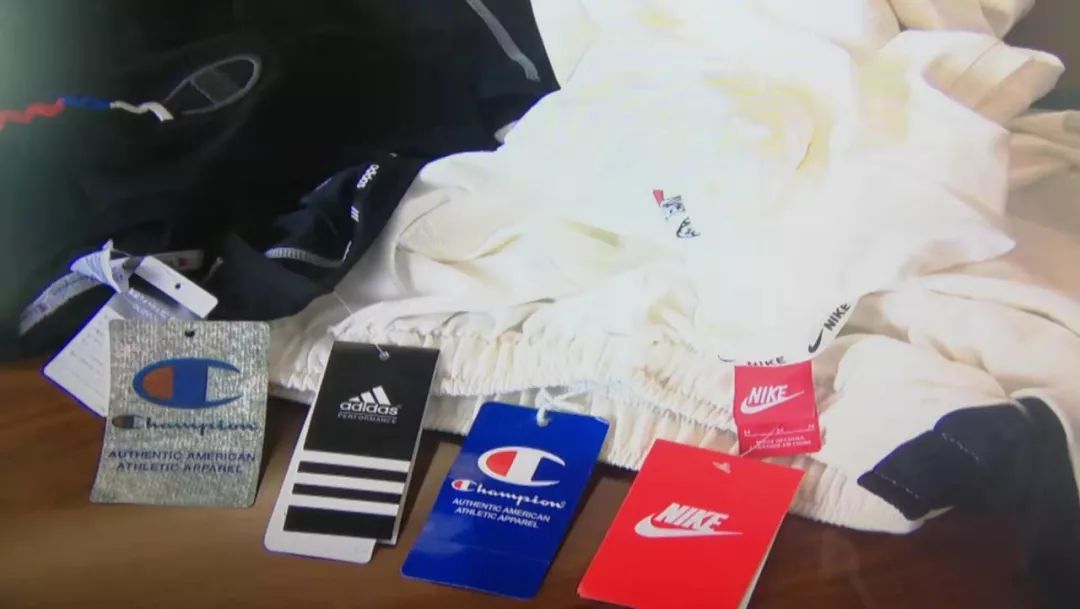 商场大厅的打折耐克冠军真假,商场大牌特卖是真的假的