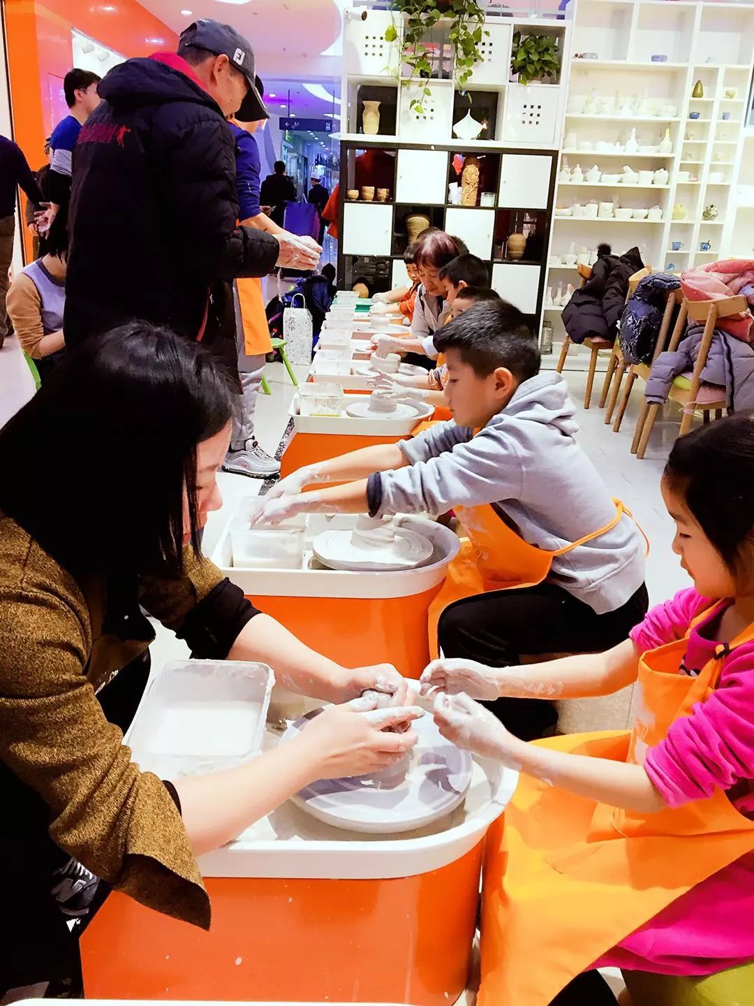 想让购物中心更具文艺气质？招陶艺馆是个不错的选择