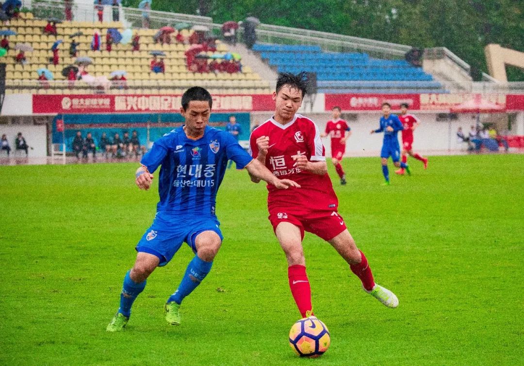 带球连续过人进球视频,带球连过五人