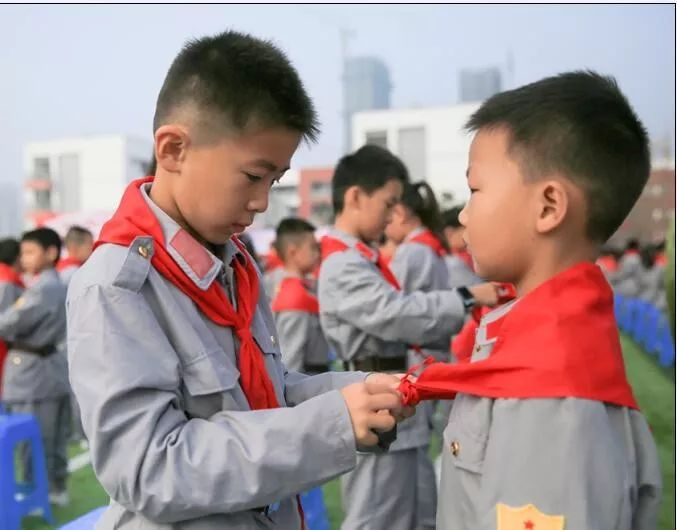 红色基因代代相传！周恩来红军小学千名红军娃集体入队