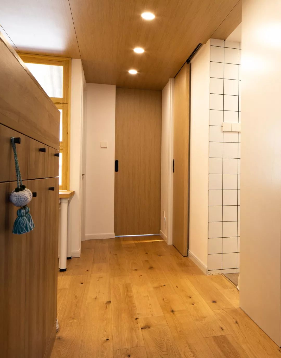 客厅没窗户没有阳光,客厅没有窗户一点采光都没有