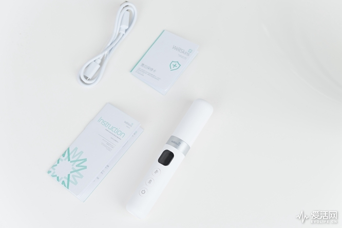 这是你的新口红？不，是我的WellSkins温热彩光美眼仪