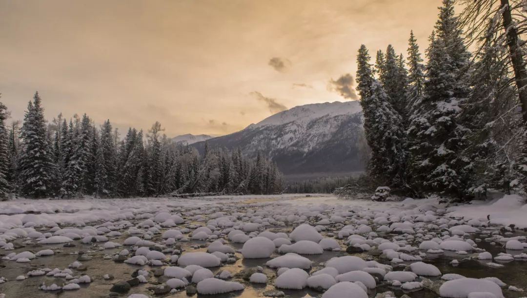 喀纳斯机场实行全年通航，10月27日起冬季直飞喀纳斯机票订起来，低至150元