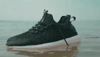 地表Zui强！暴雨蹦迪从不湿还巨暖和！比2个鸡蛋还轻，走8小时一点都不累