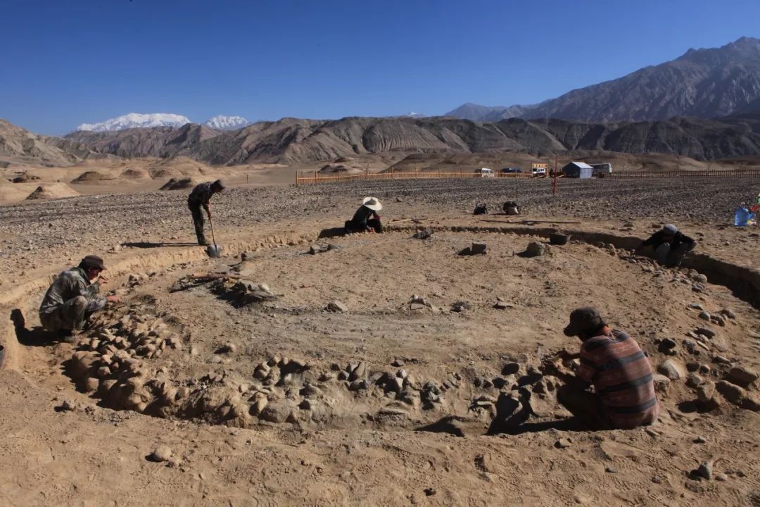 和青藏高原一样高的地方,比青藏高原还高的高原