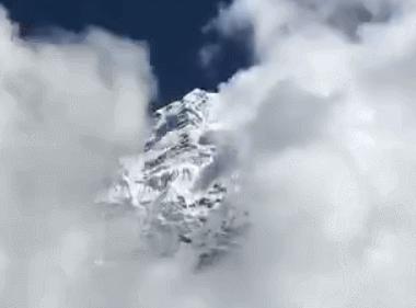 雨后天空现雪山美景,白色天际线图片