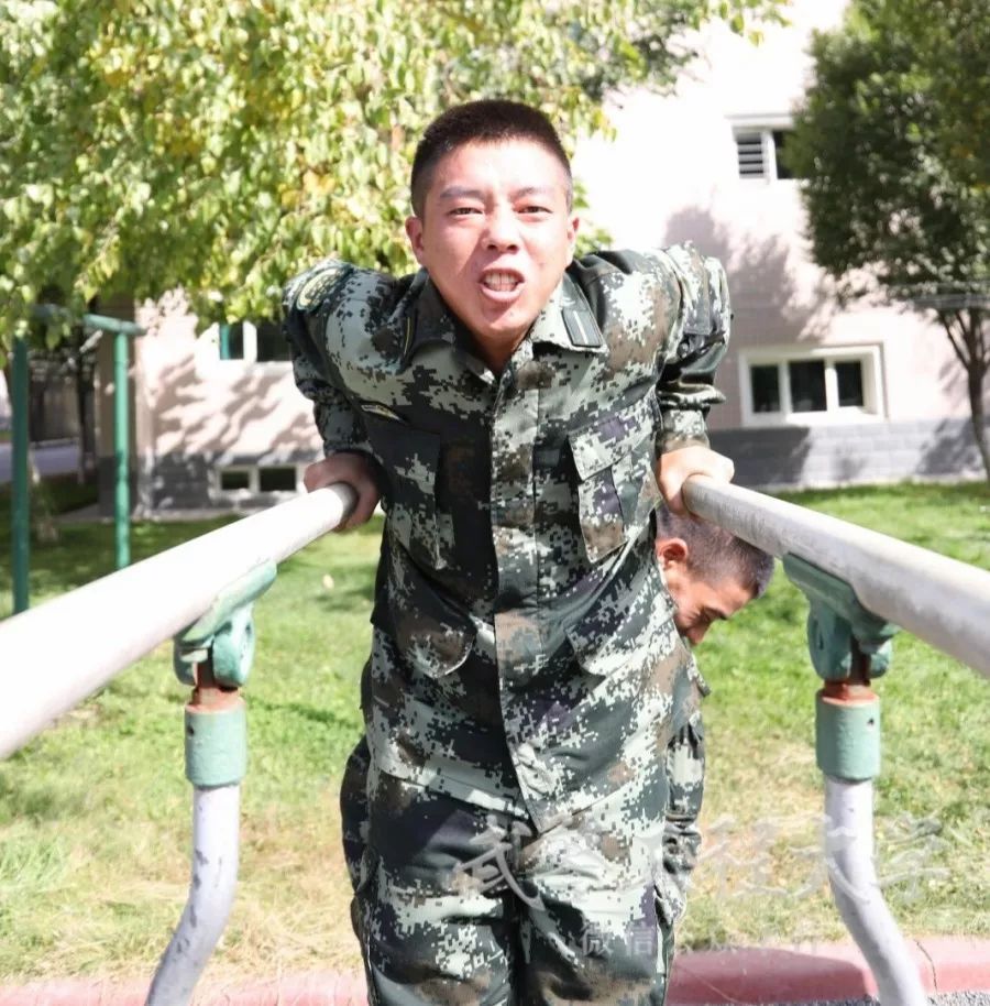 告别热气腾腾的军营,告别青春军旅