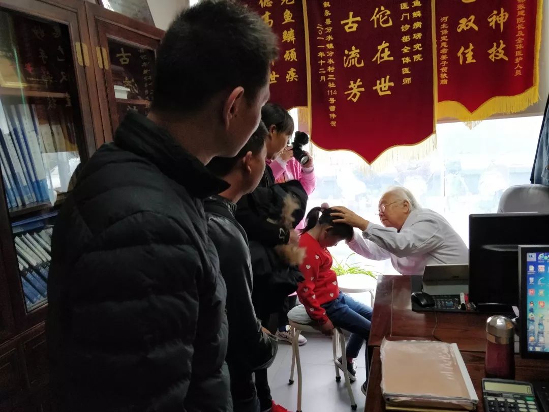 扶贫帮困情永在——期待“鱼鳞女孩”的蜕变重生