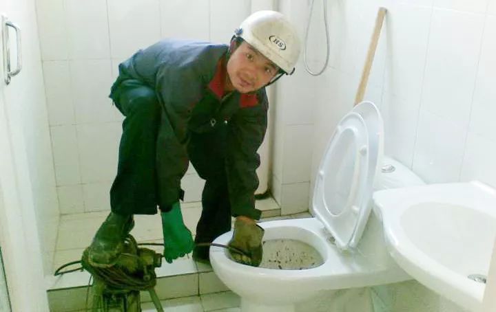 团|日本变态黑科技,扔一颗,管道通了、油污没了、恶臭消失了